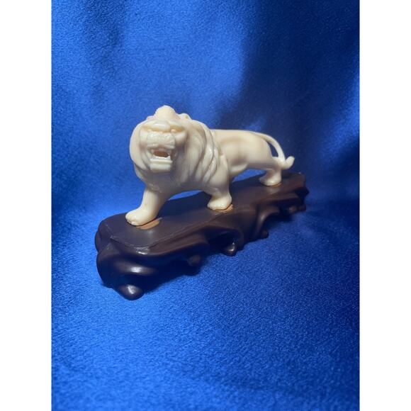 Vintage Vita Heavy Plastic White Lion on Brown Base - Picture 2 of 10